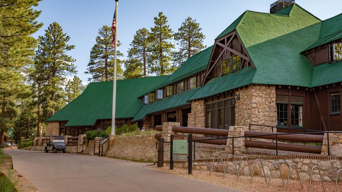 The historic Bryce Canyon Lodge building inside the national park